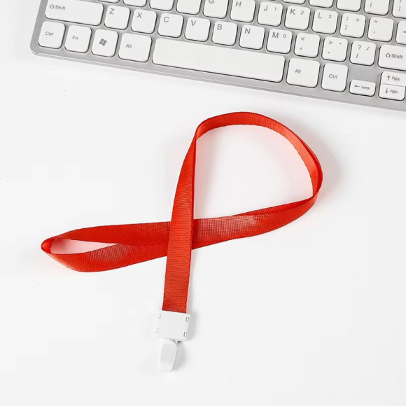 Шнурок для бейджа червоний 15 мм з пластиковою кліпсою